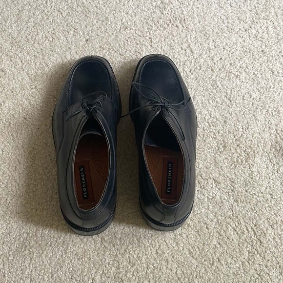 NEW. IN BOX. FLORSHEIM WIDE SIZE 9 - Picture 3 of 4